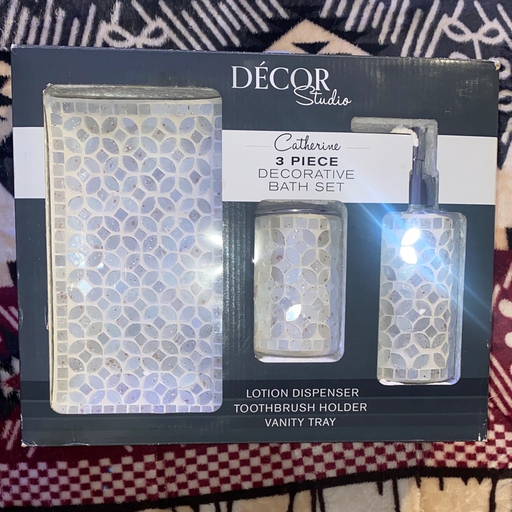 Studio Decor Catherine 3-Piece Decorative Bath Set - White and Silver